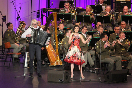 Úžasnou atmosféru v sále navodila svým zpěvem francouzského šansonu Padam...Padam zpěvačka Radka Fišarová