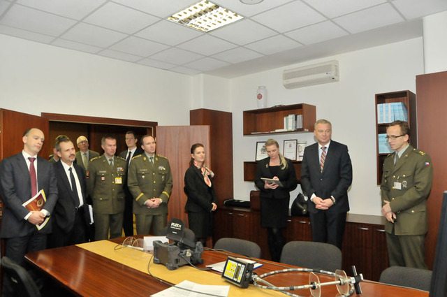 Podplukovník Roman Vítek hostům například mimo jiného názorně předvedl, jak by mohl v praxi fungovat jeden z pomocníků pro činnost vojsk - pasivní elektronický systém pro automatické sledování pohyblivých cílů na bojišti