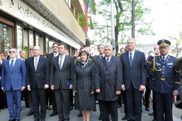 Čestní hosté pietní vzpomínky na boje o rozhlas