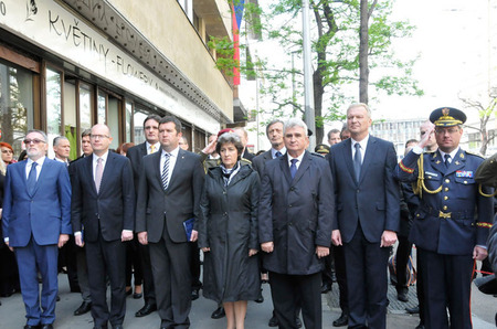Čestní hosté pietní vzpomínky na boje o rozhlas