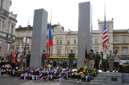 Také letos 6. května ozdobila pomník na Americké třídě v Plzni záplava smutečních věnců a kytic