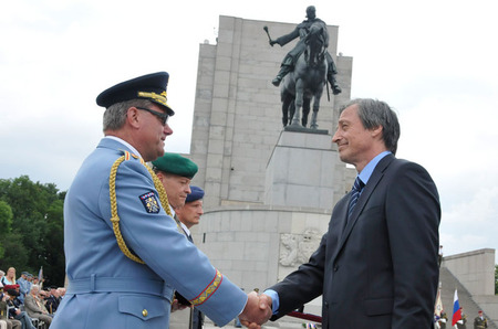 Na Vítkově si dnes vojáci připomněli Den ozbrojených sil
