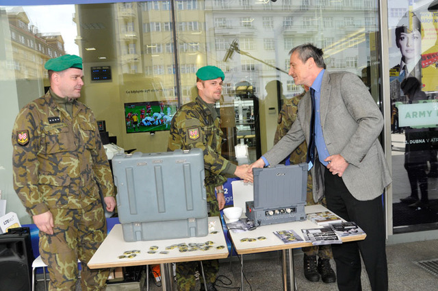 Ministr obrany v rozhovoru s vojáky z olomoucké posádky, kteří v Praze předvedli pyrotechnické roboty