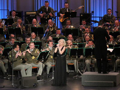 Zpěvačka především muzikálových pódií Bára Basiková zazpívala emotivní píseň s názvem Řekni, kde ty kytky jsou, jejímž autorem je Pete Seeger