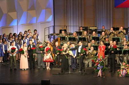 Závěrečná děkovačka, na které nechyběly ani květinové koše jako výraz poděkování za skvělý koncert od prezidenta republiky, předsedy vlády a ministra obrany