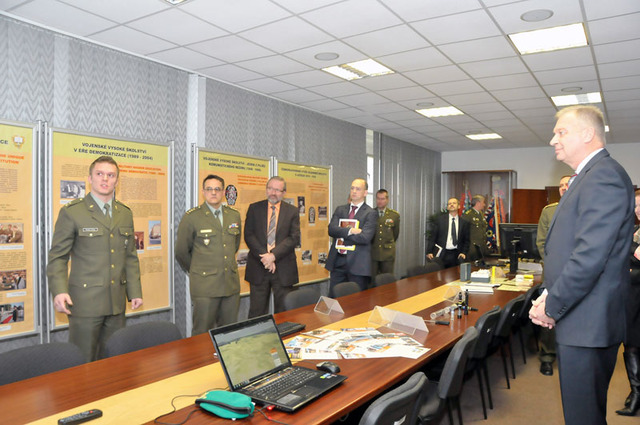 Závěr prezentace ukázky výsledků vědeckovýzkumné činnosti na Univerzitě obrany se uskutečnil v Síni tradic univerzity