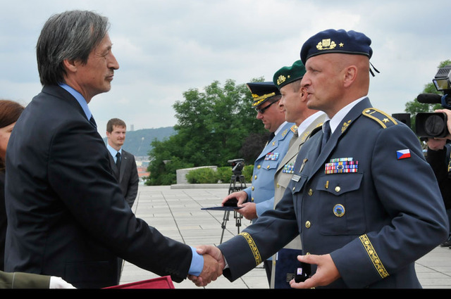 Ministr Martin Stropnický blahopřeje veliteli vzdušných sil generálu Liboru Štefánikovi