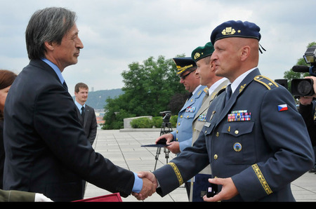 Ministr Martin Stropnický blahopřeje veliteli vzdušných sil generálu Liboru Štefánikovi