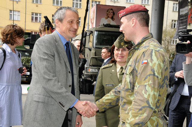 Ministr obrany Martin Stropnický se pozdravil s vojáky a poděkoval za reprezentaci AČR na veřejnosti