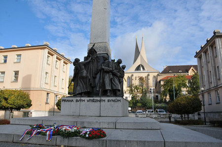 Pomník československým legionářům, který nechala vystavět Praha svým synům, na náměstí Pod Emauzy