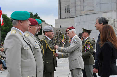 Náčelník GŠ AČR generál Petr Pavel udělil vybraným vojákům Čestné odznaky Armády České republiky