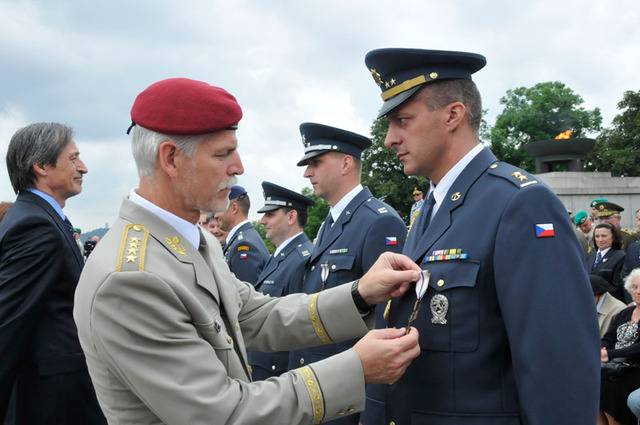 Náčelník GŠ AČR  armádní generál Petr Pavel předává ocenění podplukovníkovi Petru Prskavcovi ze Strakonic, a to za výtečné výsledky střeleb na Baltu