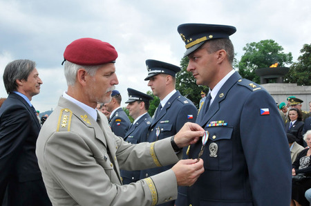 Náčelník GŠ AČR  armádní generál Petr Pavel předává ocenění podplukovníkovi Petru Prskavcovi ze Strakonic, a to za výtečné výsledky střeleb na Baltu