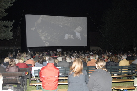 Hosté slavnostní projekce filmu Lidice v zahradě Lidické galerie