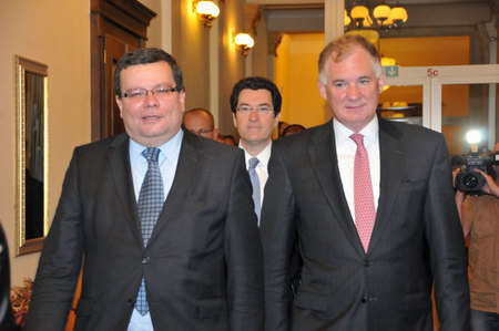 Náměstek amerického ministra obrany William Lynn v doprovodu ministra Alexandra Vondry na Ministerstvu obrany ČR - uprostřed velvyslanec USA v Praze Norman L. Eisen