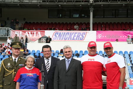 Slavnostního zahájení OVOV se zúčastnili (zleva): Brigádní generál Miroslav Žižka, První zástupce NGŠ AČR, Dana Zátopková, olympijská vítězka, Alexandr Vondra, ministr obrany ČR, Milan Štěch, předseda Senátu PČR, Robert Změlík a Robert Šebrle, autoři projektu OVOV