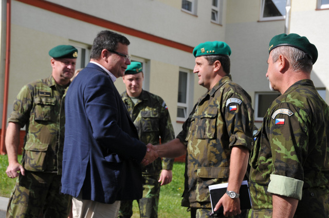 Ministra obrany přivítal v Jincích velitel 13. dělostřelecké brigády plk. gšt. Jan Třináctý