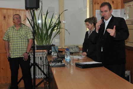 Náměstek ministra obrany Libor Karásek (vpravo) diskutuje se žáky základní školy v pražské Resslově ulici