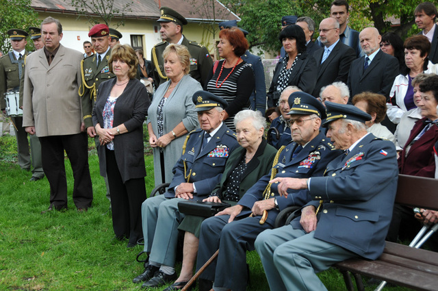 Čestní hosté pietní vzpomínky ve Svatém Kříži vlevo náměstek Libor Karásek, a generál Milan Kovanda. Mezi letci R.A.F. vdova po legendárním pilotu generálu i.m. Aloisi Šiškovi Vlasta Šišková