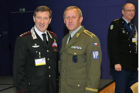 Účastníci konference náčelníků vojenských policií v Praze - zleva: plk. Fabrizio Parrulli, generál Vladímír Ložek a vpravo plk. Josephus Govaarts