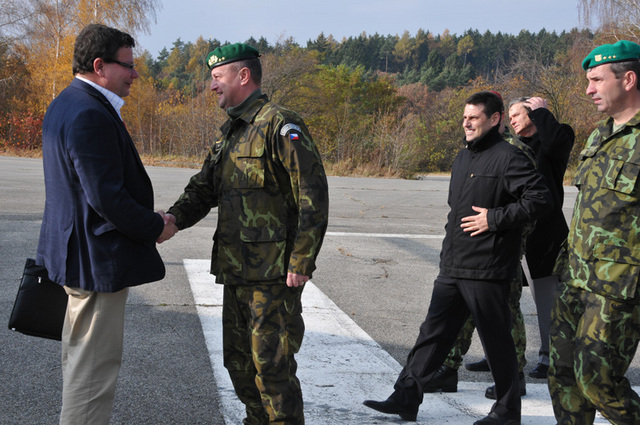 Ministra obrany přivítal na heliportu první zástupce náčelníka GŠ AČR generálmajor Miroslav Žižka
