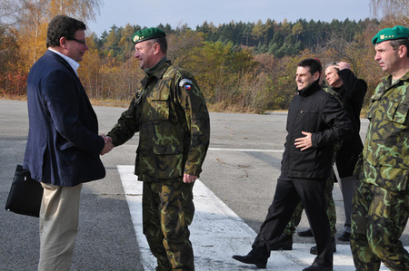 Ministra obrany přivítal na heliportu první zástupce náčelníka GŠ AČR generálmajor Miroslav Žižka 