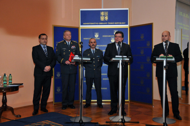 Z tiskové konference na MO ČR věnované současné problematice letounů CASA