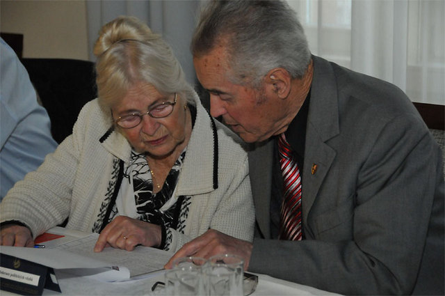Naděžda Kavalírová a František Šedivý z Konfederace politických vězňů studují text memoranda o spolupráci