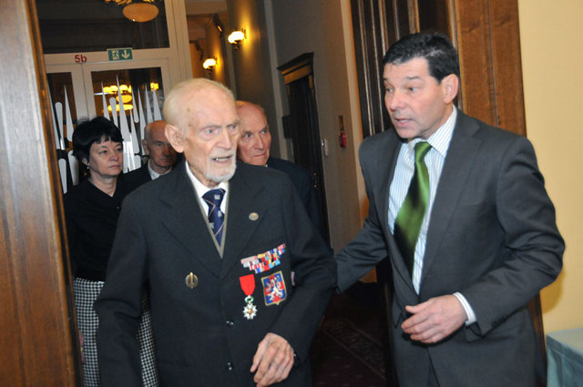 Karel Míšek z Protokolu MO uvádí do salonku pplk. v.v. Jana Koukola, který přes Polsko a Střední Východ došel do osvobozené Prahy v květnu 1945. Účastník bojů u Tobruku i Dunkerque oslaví 26.12. 99 let.