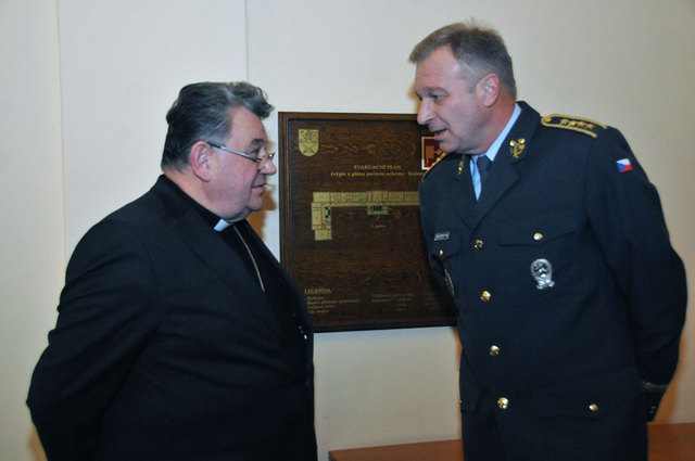 J.E. Kardinál nominatus Dominik Duka při neformálním setkání s náčelníkem generálního štábu AČR armádním generálem Vlastimilem Pickem před zahájením slavnostního podepsání dodatku