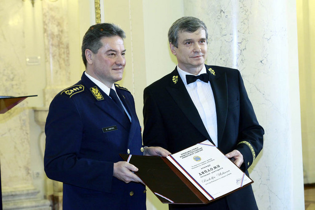 Rektor Univerzity obrany brigádní generál v záloze Rudolf Urban přebírá čestný doktorát