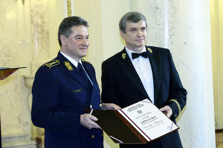 Rektor Univerzity obrany brigádní generál v záloze Rudolf Urban přebírá čestný doktorát