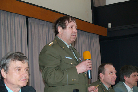 Zasedání akademického senátu zahájil předseda plukovník prof. MUDr. Jiří Kassa, CSc.