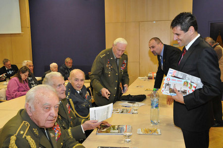 Náměstek Michael Hrbata v rozhovoru s veterány 2. světové války, kteří zasedli na čestná místa v konferenčním sále Domu armády Praha - zleva: generál Miloslav Masopust, generál Alexander Beer...