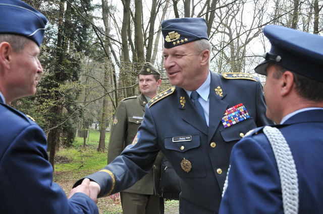 Náčelník GŠ AČR se  pozdravil s vojenskými zástupci americké ambasády v Praze, kteří se zúčastnili pietní vzpomínky na Konopišti