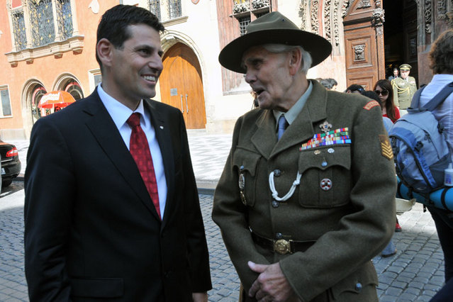 Náměstek ministra obrany Michael Hrbata s jedním z pravidelných účastníků pietního vzpomínání na květnové dny roku 1945