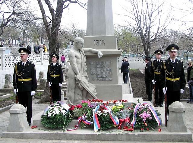 Snímek ze slavnostního odhalení zrekonstruovaného čs. pohřebiště na Mořském hřbitově ve Vladivostoku 11. 5. 2006