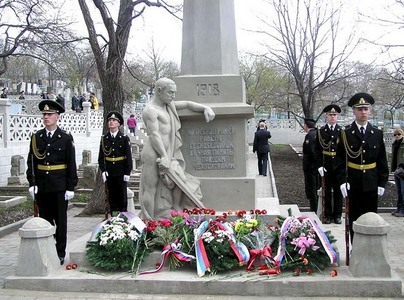Snímek ze slavnostního odhalení zrekonstruovaného čs. pohřebiště na Mořském hřbitově ve Vladivostoku 11. 5. 2006