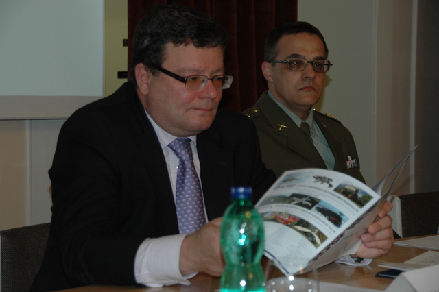 Ministr obrany Alexandr Vondra a prorektor pro vědeckou činnost Univerzity obrany plukovník Martin Macko
