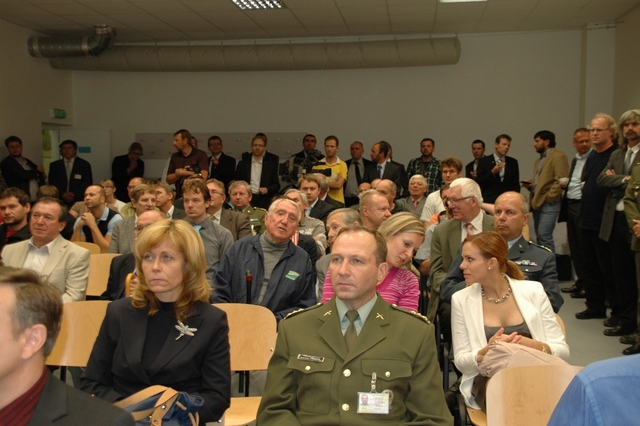 Účastníci slavnostního zahájení provozu aerodynamického tunelu na Univerzitě obrany