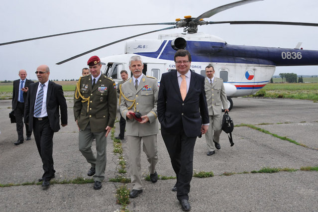 Delegaci ministra obrany přivítal na letišti v Prostějově velitel 601.skupiny speciálních sil plukovník Karel Řehka