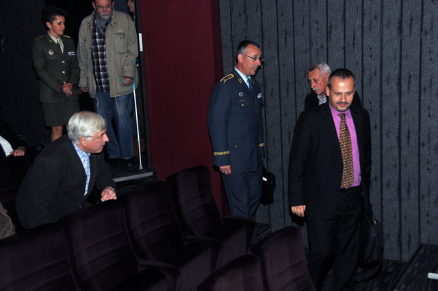 František Šulc spolu s generálem Františkem Mičánkem přicházejí v doprovodu režiséra Petra Zrna do sálku kina MAT