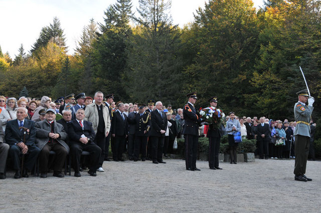 Zahájení pietní vzpomínky na Dukle za účasti prezidenta Slovenské republiky Čestnou stráží Ozbrojených sil SR