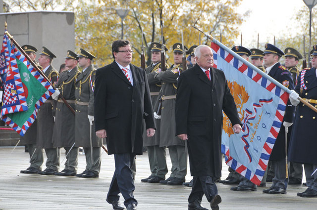 Příchod prezidenta republiky Václava Klause v doprovodu ministra obrany Alexandra Vondry na Čestný dvůr Národního památníku na Vítkově