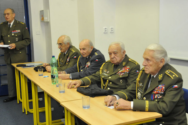 Veteráni 2. světové války, účastníci osvobozovacích bojů na besedě se studenty - zleva: prezident AVS plk. Jan Kříž, dále plk. Antonín Štícha, plk. Pavel Vranský, generál Miloslav Masopust a generál Alexander Beer