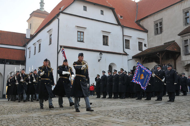 Čestná jednotka AČR přináší historický bojový brapor 11. československého pěšího praporu - východního na II. nádvoří hradu ve Strakonicích