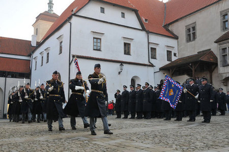 Čestná jednotka AČR přináší historický bojový brapor 11. československého pěšího praporu - východního na II. nádvoří hradu ve Strakonicích
