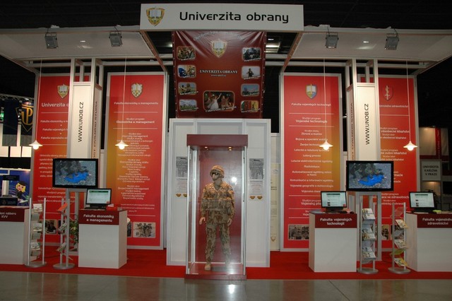 V expozici Univerzity obrany bylo možné získat informace o možnostech studia na Fakultě ekonomiky a managementu, Fakultě vojenských technologií a Fakultě vojenského zdravotnictví