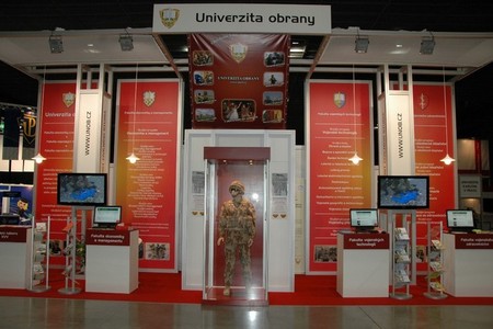 V expozici Univerzity obrany bylo možné získat informace o možnostech studia na Fakultě ekonomiky a managementu, Fakultě vojenských technologií a Fakultě vojenského zdravotnictví