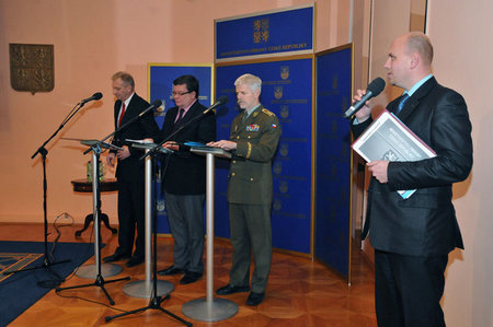 Ministr obrany Alexandr Vondra představil koncepce schválené Bezpečnostní radou státu